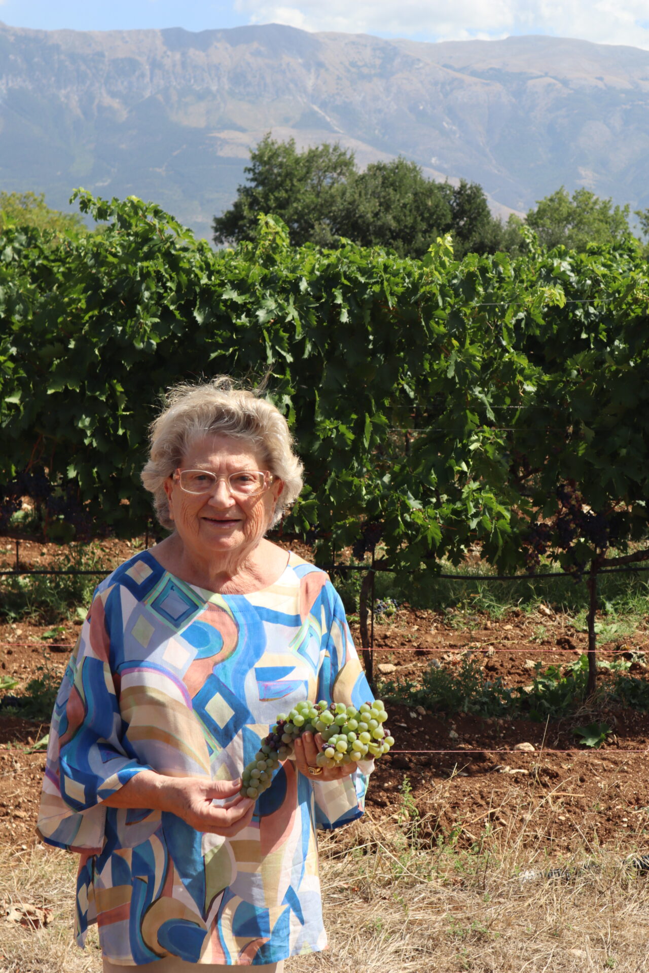 Lucia holding Trebbiano grapes in her hand.